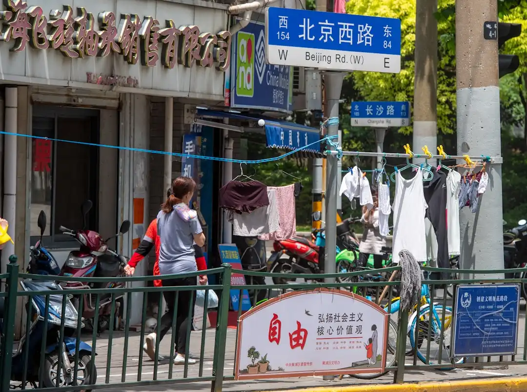 重庆思诺鑫无线耳机与智能音箱音质对比实测分析